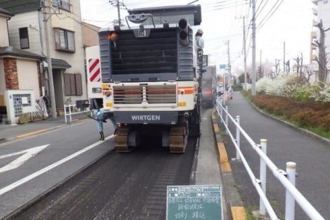 都道における路面補修工事
